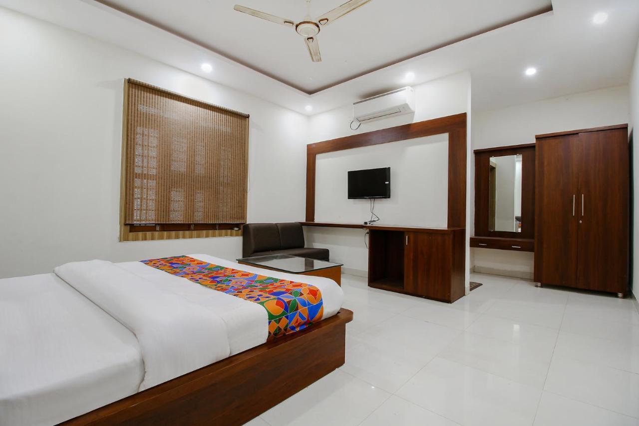Fabexpress Yuvan Gouharganj Esterno foto