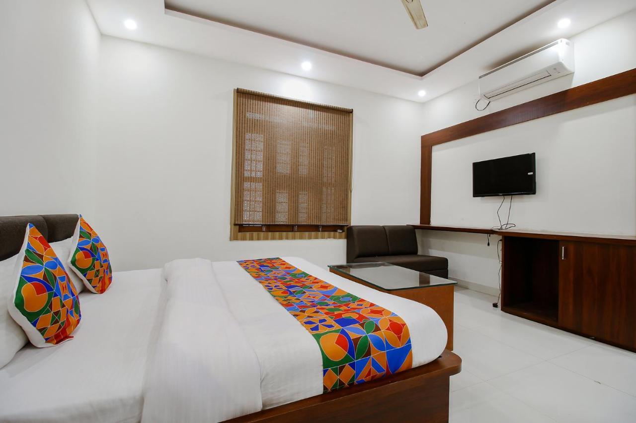 Fabexpress Yuvan Gouharganj Esterno foto