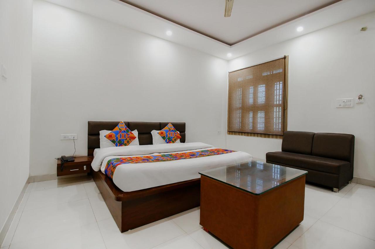 Fabexpress Yuvan Gouharganj Esterno foto
